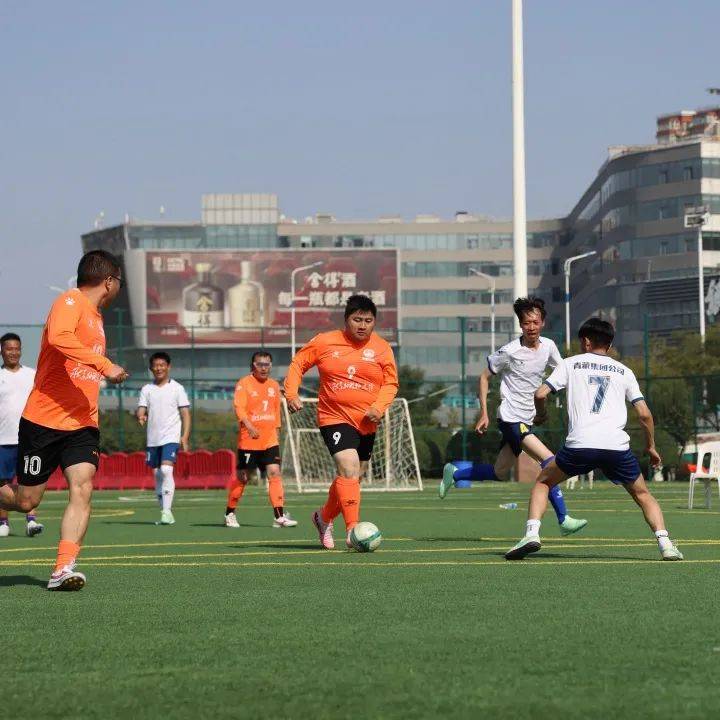 神奇的足球技艺，引发现场观众欢呼